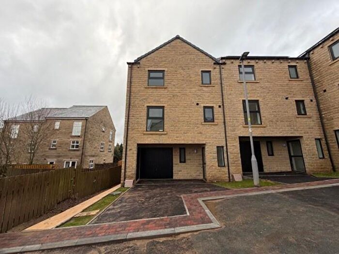 3 Bedroom Town House To Rent In Kinder Close, Thornton, Bradford, BD13