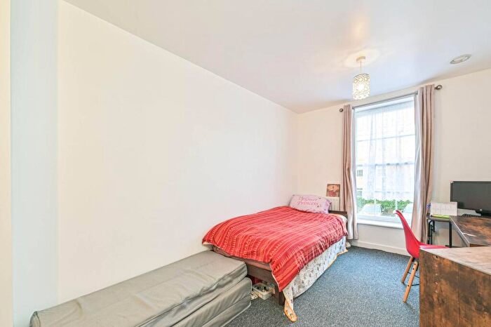 2 Bedroom Flat For Sale In Ashridge Close, Finchley, London, N3