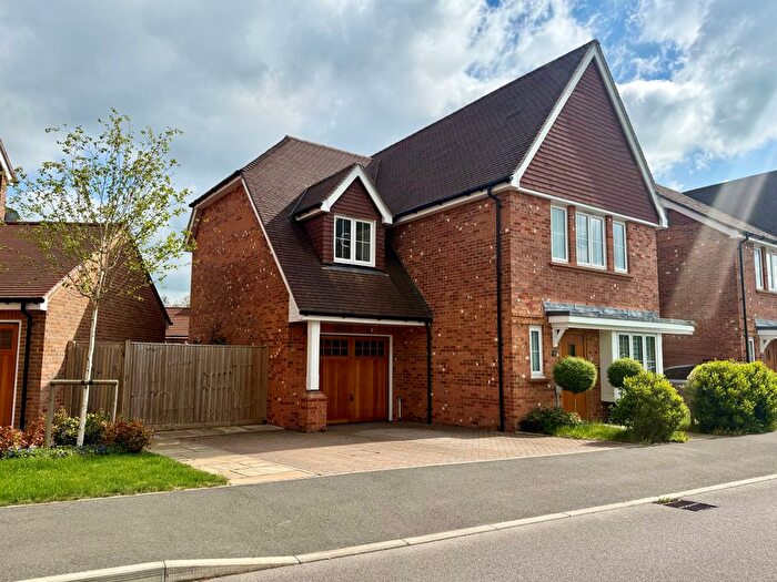 4 Bedroom Link Detached House For Sale In Lorimer Avenue, Cranleigh, Surrey, GU6
