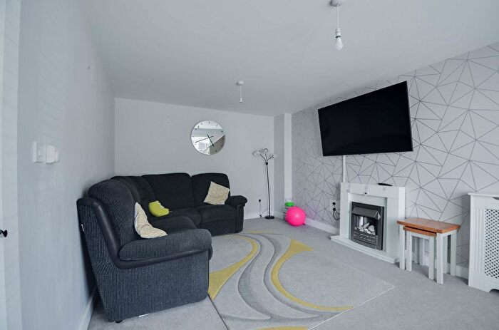 3 Bedroom Semi-Detached House For Sale In Horseshoe Close, Hemel Hempstead, HP1