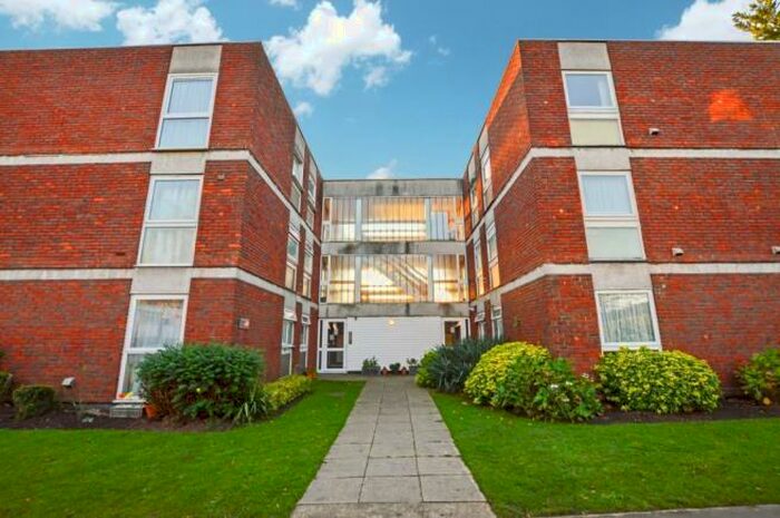 2 Bedroom Property To Rent In Madeira Crescent, West Byfleet, KT14