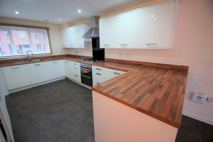 4 Bedroom End Of Terrace House To Rent In Dixon Street, Newton Heath M40