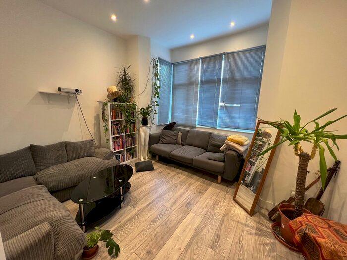 3 Bedroom Flat To Rent In Green Lanes, London, N8