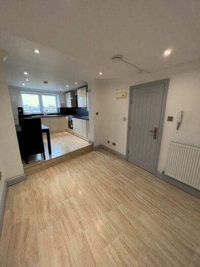 2 Bedroom Apartment To Rent In Lavender Hill, London, SW11
