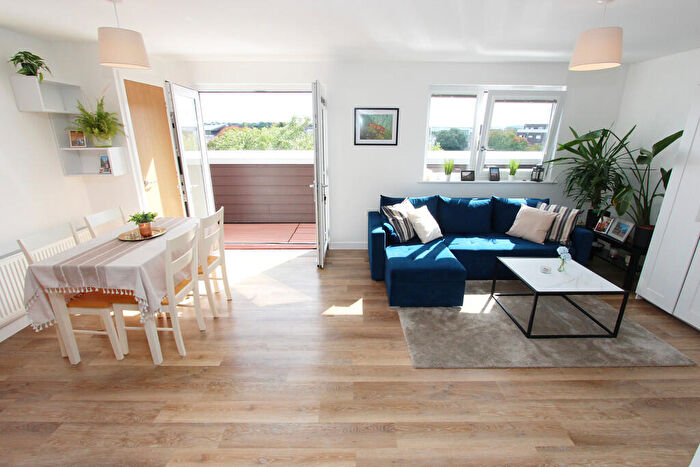 1 Bedroom Apartment For Sale In Henslow Cresent, Dartford, DA1