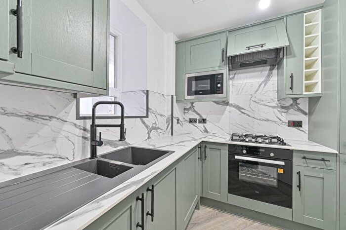2 Bedroom Flat For Sale In Dog Kennel Hill Estate, East Dulwich, London, SE22