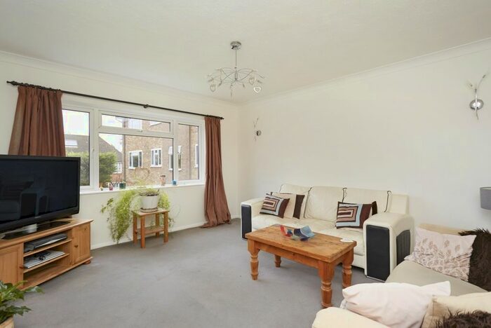2 Bedroom Flat To Rent In Ninehams Road, Caterham CR3