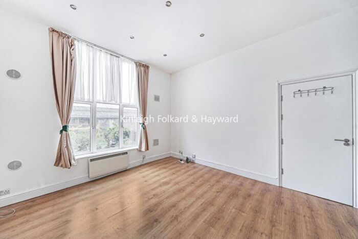 Flat To Rent In Woodberry Grove, London, N4