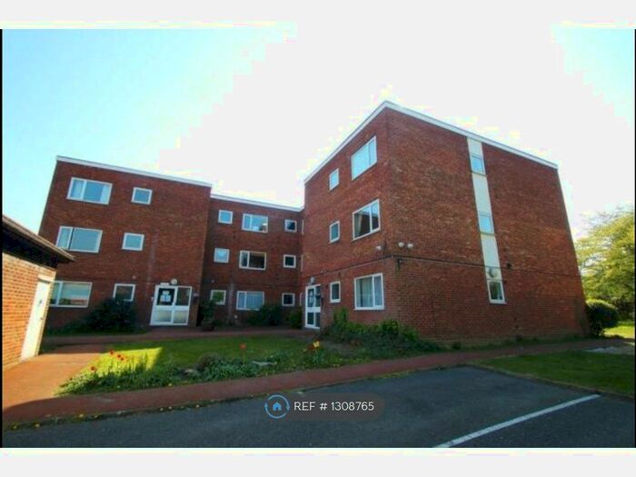 2 Bedroom Flat To Rent In Highland Court, London E18