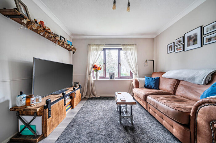 1 Bedroom Flat For Sale In Manor Green, Milford, Surrey, GU8