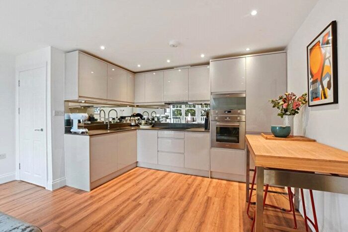 2 Bedroom Flat To Rent In Queens Avenue, London, N10