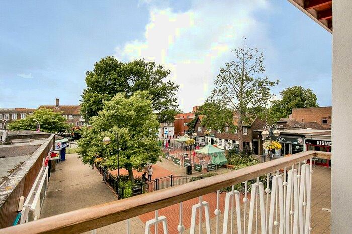 1 Bedroom Apartment To Rent In Broadwalk, Crawley, West Sussex, RH10