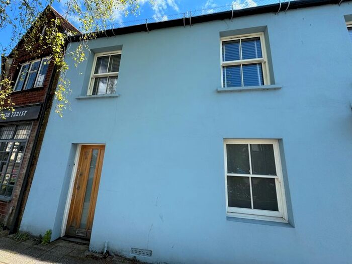 2 Bedroom Flat To Rent In The Square, Liphook, GU30