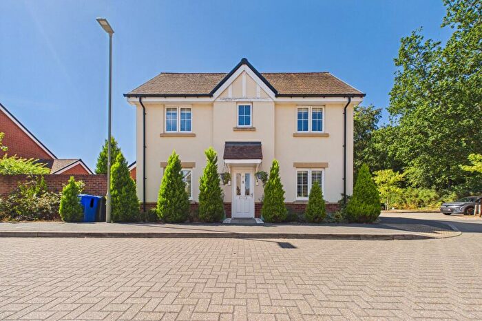 3 Bedroom Detached House For Sale In Yeomans Lane, Blackwater, GU17