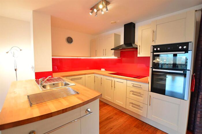 2 Bedroom Flat To Rent In High Street, Slough, SL1