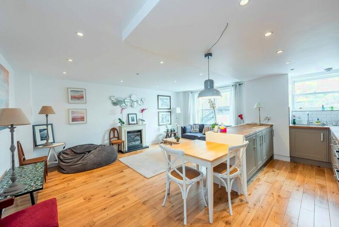 1 Bedroom Flat To Rent In Queens Gate, South Kensington, London, SW7