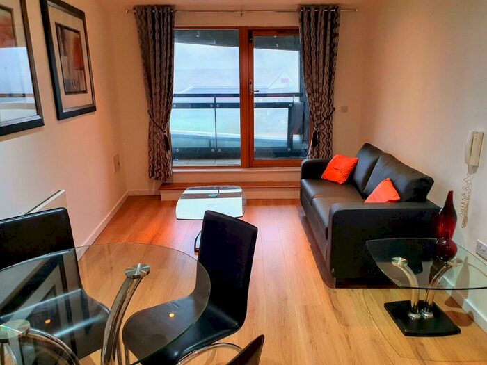 2 Bedroom Flat To Rent In Gateway South, Marsh Lane, Leeds, Uk, LS9