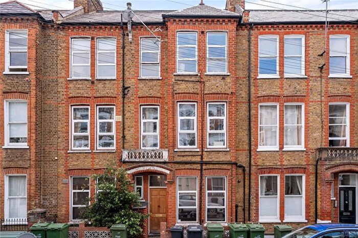 3 Bedroom Flat To Rent In Tremadoc Road, SW4
