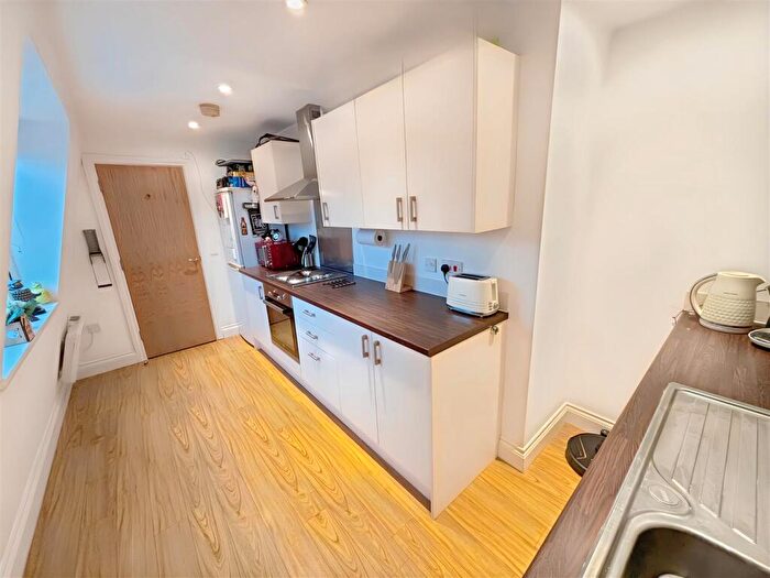 2 Bedroom Flat For Sale In Rayleigh Road, Hutton, Brentwood, CM13