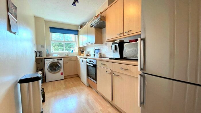 2 Bedroom Flat To Rent In Elm Park, Reading, Berkshire, RG30