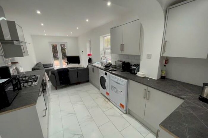 6 Bedroom Terraced House To Rent In Minny Street - Cardiff, CF24