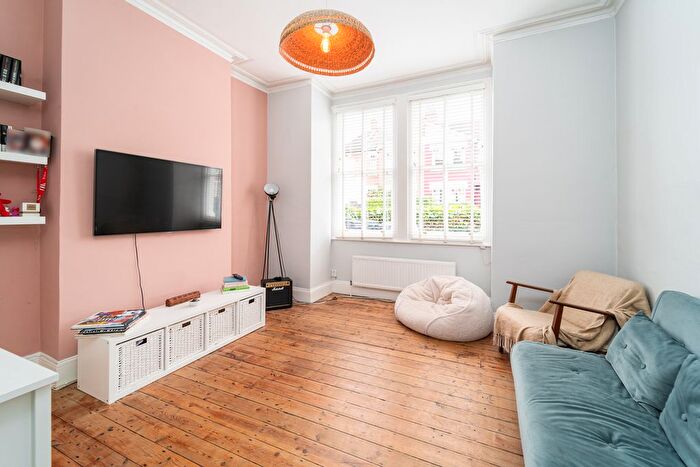 1 Bedroom Flat For Sale In Nightingale Lane, Hornsey, N8