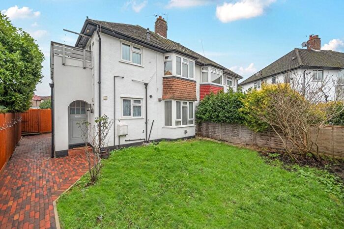 2 Bedroom Maisonette For Sale In Grove Close, Kingston Upon Thames, KT1