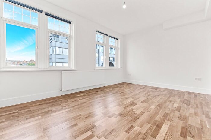 3 Bedroom Flat To Rent In Arthur Road, Wimbledon, SW19