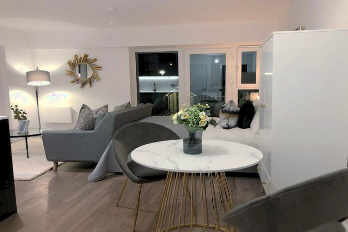 Apartment To Rent In Fairbank House Beaufort Square, NW9