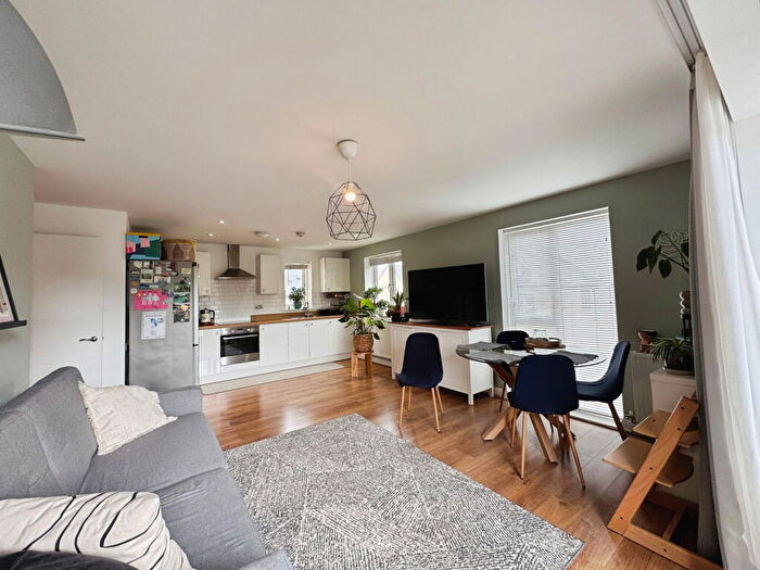 2 Bedroom Flat For Sale In Cobley Court, Exeter, EX4