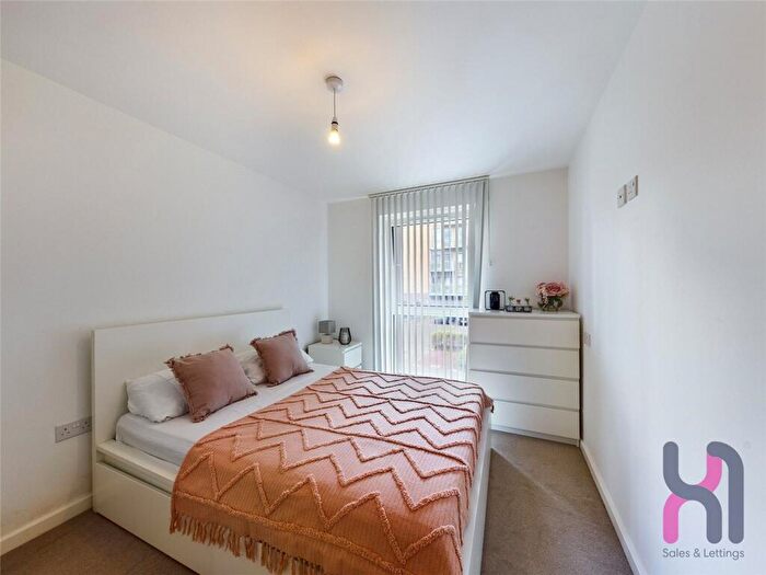 2 Bedroom Flat For Sale In Elmira Way, Salford, M5
