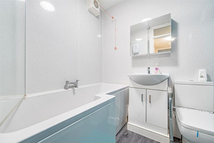 1 Bedroom Flat For Sale In Avonlea Court, Cloverdale Drive, Longwell Green, Bristol, BS30