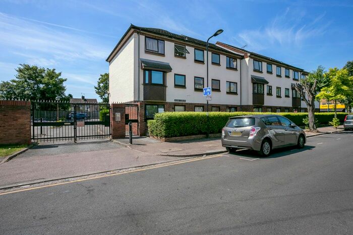 1 Bedroom Flat To Rent In Barclay Road, Leytonstone, E11