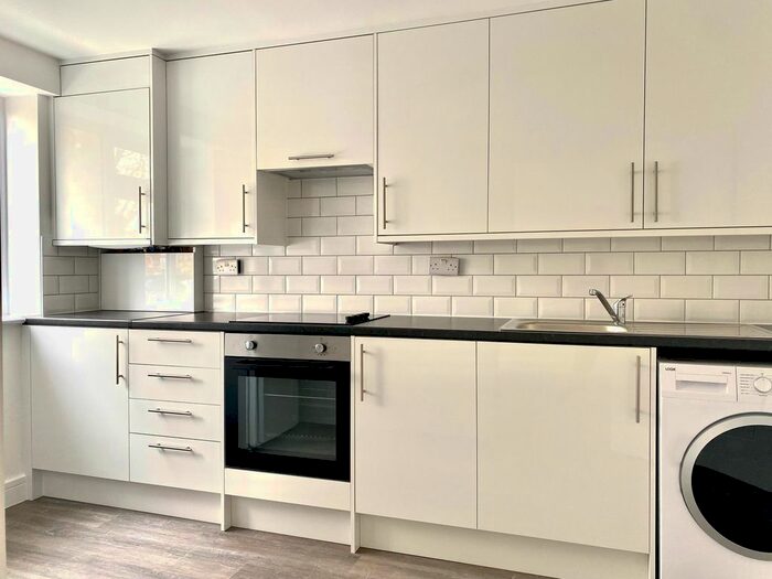 2 Bedroom Flat To Rent In Maidstone Road, London, N11