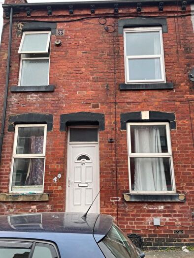 2 Bedroom Terraced House To Rent In Woodview Mount, Leeds, LS11