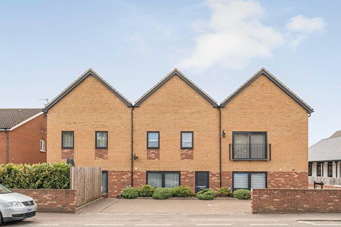 3 Bedroom Maisonette For Sale In Golden Lion Mews, London Colney, St. Albans, AL2