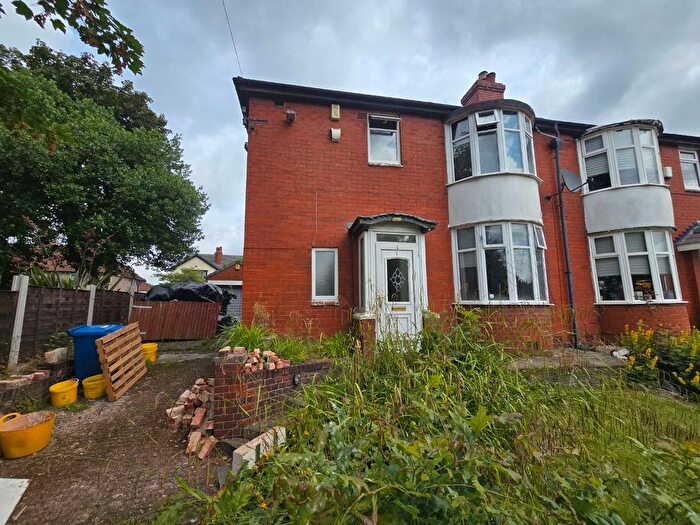 3 Bedroom Semi-Detached House For Sale In Holyrood Grove, Prestwich, M25