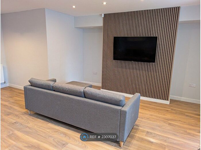 2 Bedroom Flat To Rent In Victoria Road, Leeds, LS6