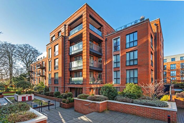 2 Bedroom Flat For Sale In Fellowes Rise, Winchester, SO22