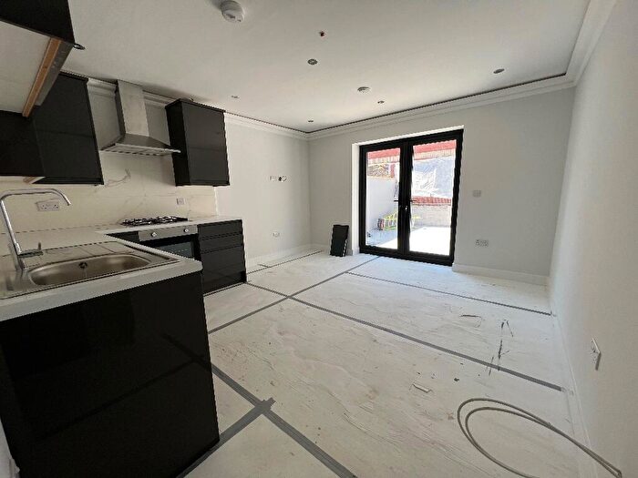 1 Bedroom Flat To Rent In Thesiger Street, Cardiff(City), CF24