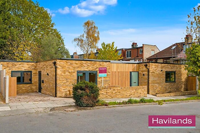 4 Bedroom Bungalow For Sale In Beechdale, London, N21