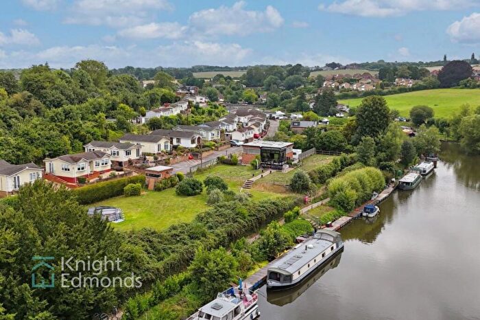 2 Bedroom Detached House For Sale In Farleigh Bridge, East Farleigh, ME16