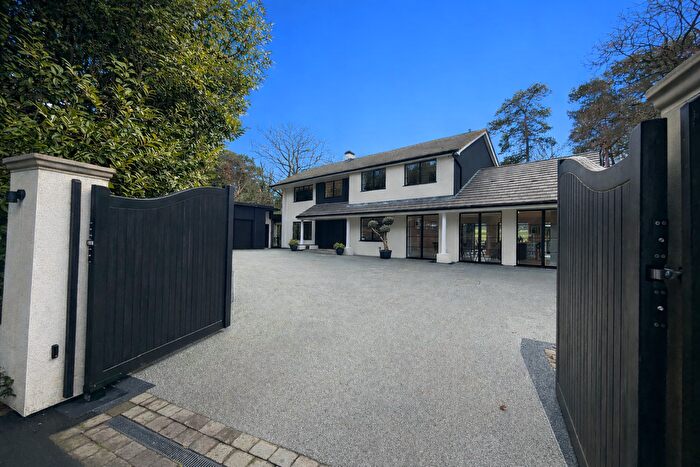 4 Bedroom Detached House For Sale In Prior Croft Close, Camberley, GU15