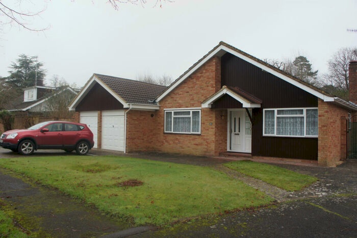 3 Bedroom Bungalow To Rent In Knowle Drive, Copthorne, Crawley, RH10