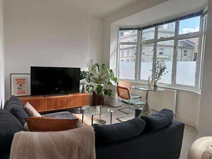 1 Bedroom Flat To Rent In Battersea Park Road, London, SW11