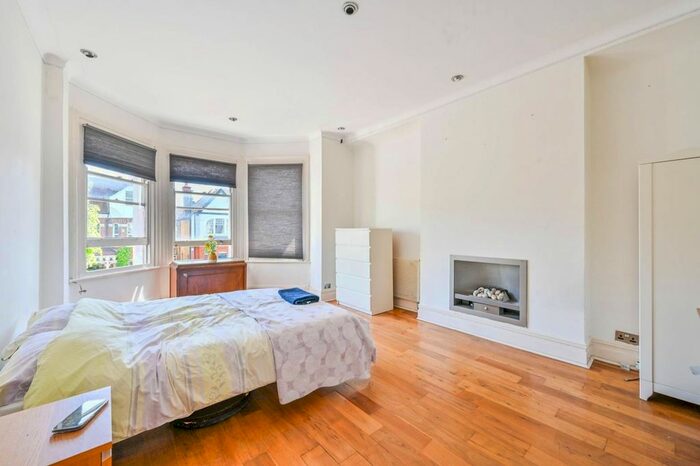 4 Bedroom Flat To Rent In Broomfield Avenue, Palmers Green, London, N13