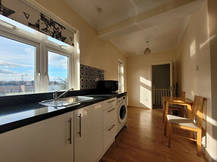 1 Bedroom Flat To Rent In Avondale Crescent, Ilford, IG4