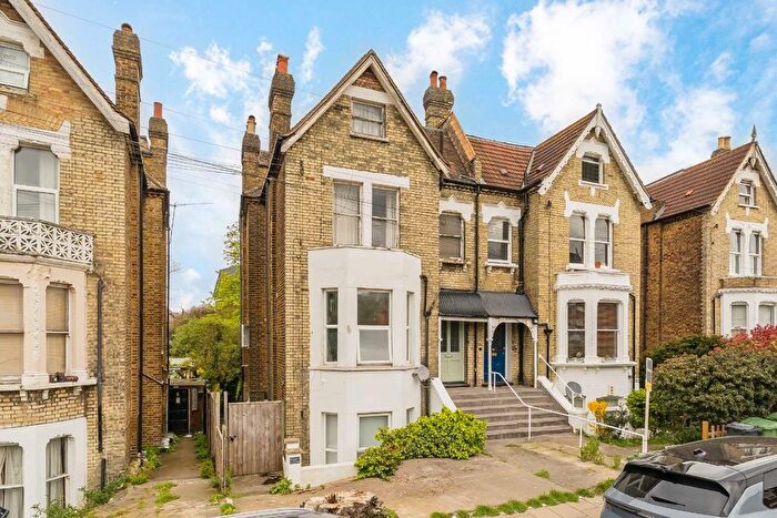 2 Bedroom Flat To Rent In Hopton Road, London, SW16