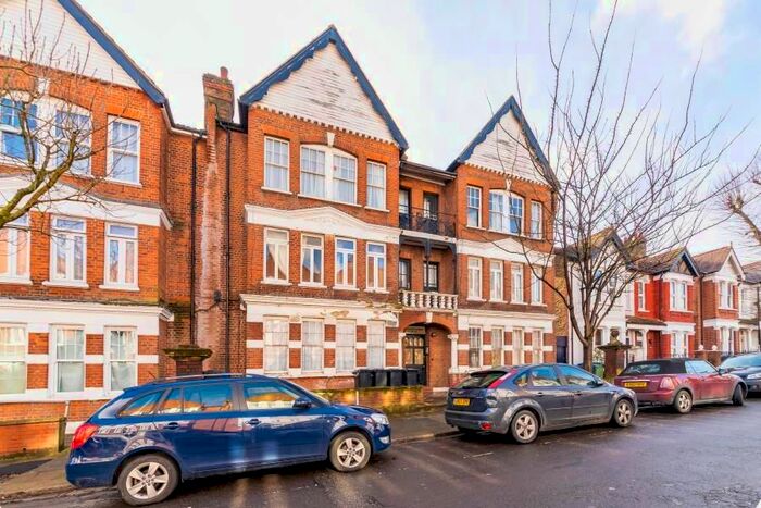 3 Bedroom Flat To Rent In Shalimar Gardens, London, W3
