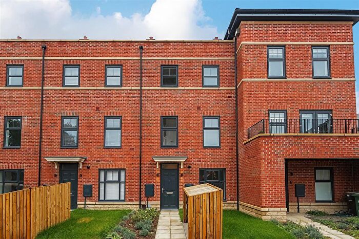 2 Bedroom Town House To Rent In Acacia Fold, Leeds, LS14